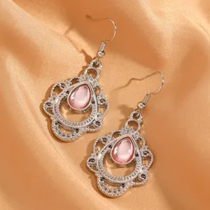 Detailopname van vintage Boheemse zilveren oorhangers met roze waterdruppelstenen