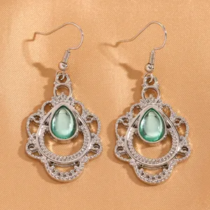 Gedetailleerd shot van vintage Boheemse zilveren oorbellen met druppelvormige groene stenen