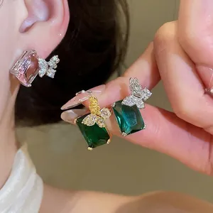Eleganti orecchini a farfalla placcati oro 18k con gemme rosa e smeraldo per le donne