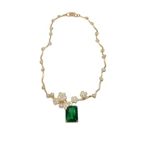 Collana di lusso placcata in oro 18 carati con smeraldo verde e fiori in zircone