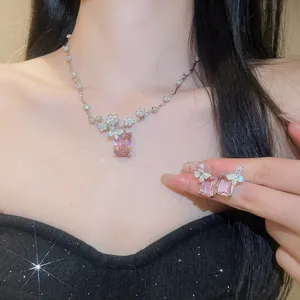 Vista dettagliata del set di collana e orecchini con zircone rosa di lusso sulla modella