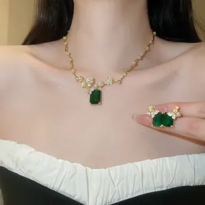 Dettaglio squisito di set collana e orecchini placcati oro 18k con zircone verde smeraldo