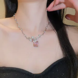 Elegante collana placcata oro 18k con fiore in zircone e pendente rettangolare rosa.