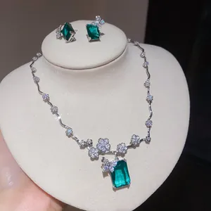 Set di lusso collana e orecchini a fiori in zircone placcato oro 18k con ciondolo.