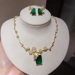 Elegante set di gioielli placcati oro 18k con pietre verde smeraldo e motivi floreali