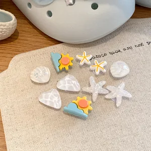 Collezione di ciondoli per scarpe estivi con stelle marine glitterate e perle