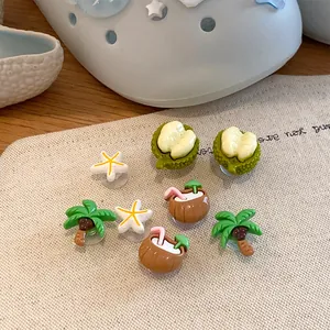 Primo piano macro di ciondoli per scarpe a tema estivo con durian e cocco
