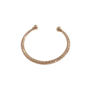 Elegante roségouden C-vormige open armband met een getextureerd gedraaid patroon
