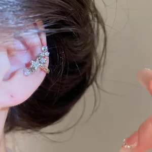 Primo piano di un elegante clip per orecchio a stella in argento con zirconi lucenti
