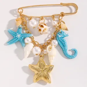 Gros plan de charms sur le thème de la plage avec étoiles de mer et coquillages sur une broche