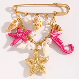 Vue détaillée d'une broche de plage avec étoile de mer, hippocampe, coquillages et perles