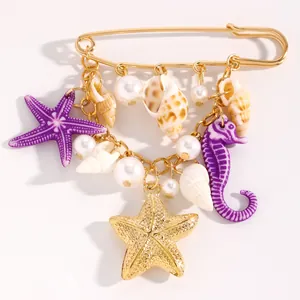 Vue détaillée de la broche sur le thème de l'océan avec étoiles de mer et des perles
