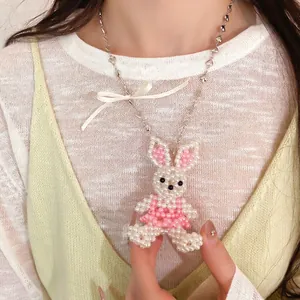 Collier lapin en perles fait main avec nœud en ruban pour un look esthétique doux