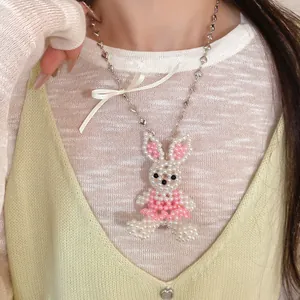 Collier fait main avec pendentif lapin en perles et nœud en ruban blanc pour femme