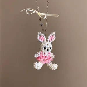 Collier pendentif lapin en perles fait main avec robe rose et nœud en ruban satin