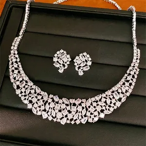 Juego de Joyas de Cobre con Incrustaciones de Circonia Geométrica Hueca para Mujer Juego de Pendientes y Collar con Colgante de Gota de Agua Accesorios de Boda