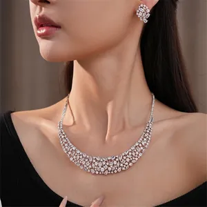 Elegante conjunto de collar y pendientes de circón hueco plateado en una modelo asiática