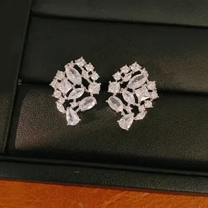 Pendientes elegantes de tono plateado con circonitas mixtas en estuche de joyería