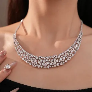 Elegante collar babero calado con piedras de circonita de varios cortes en cadena plateada.