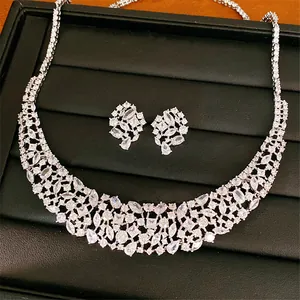 Vista detallada de un conjunto de collar y pendientes de circonita con elegantes cortes marquesa.