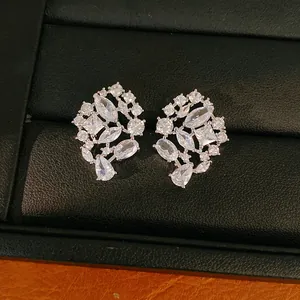 Pendientes de plata con circonitas transparentes de talla marquesa y pera en diseño de racimo