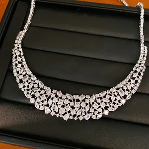 Elegante collar en tono plateado con circonitas cúbicas tallas marquesa y pera