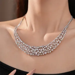 Primer plano de un collar de circonitas caladas con varias formas de piedras