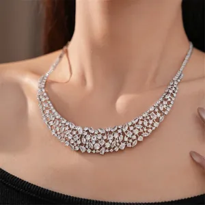 Primer plano de un elegante collar de circonitas con piedras redondas y de pera.