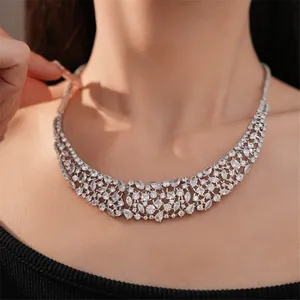Primer plano de un collar de circonitas plateadas con diversas formas de piedras