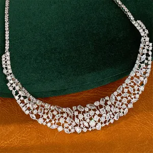 Vista detallada de un collar plateado con piedras de circonita cúbica brillantes.