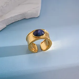 Anillo abierto vintage chapado en oro de 18k con banda texturizada y cabujón de resina azul