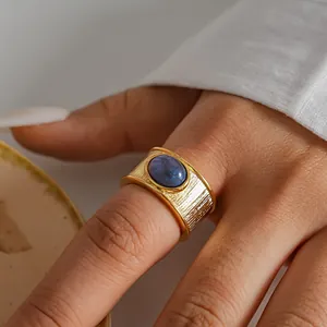 Primer plano de un anillo vintage bañado en oro de 18k con resina azul.