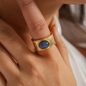 Vista macro detallada de un anillo vintage bañado en oro de 18k con piedra de resina azul