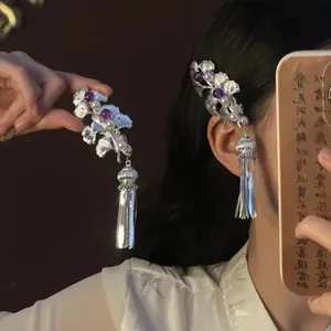 Vue détaillée des pinces à cheveux ginkgo argentées avec de longs pompons