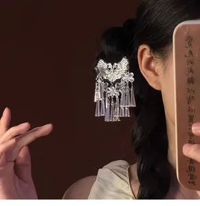 Pince à cheveux papillon argentée élégante avec de longs détails de franges