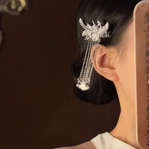 Vue détaillée d'une épingle à cheveux fleurie en argent avec des glands pour coiffure chic