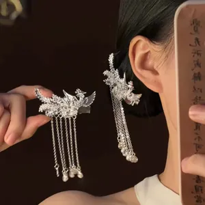 Vue détaillée d'une pince à cheveux phénix argentée avec de longs glands pour chignons élégants