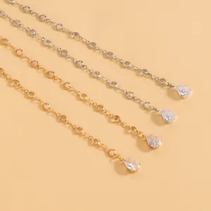 Detailansicht eleganter Körperketten mit Wassertropfenanhängern in Gold und Silber