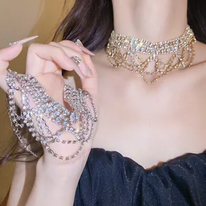 Detailaufnahme eines glamourösen mehrlagigen Strass-Tassel-Chokers an einem Model.