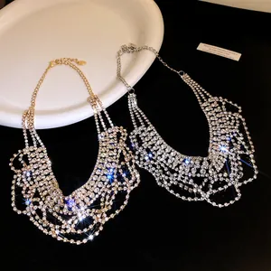 Detailansicht eleganter mehrreihiger Strass-Halsketten in Gold und Silber