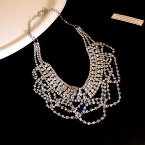 Elegante mehrlagige Strass-Fransen-Halskette mit funkelnden Silberkristall-Fransen