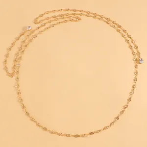 Elegante goldene Körperkette mit hohlen Ringen und Wassertropfen-Anhänger