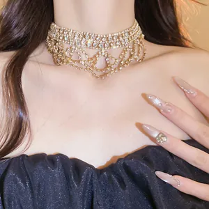 Detailansicht eines luxuriösen, mehrlagigen Strass-Tassel-Chokers an einem Model.