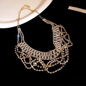Nahaufnahme der mehrlagigen Strass-Fransenkette mit filigranem Spitzenmuster
