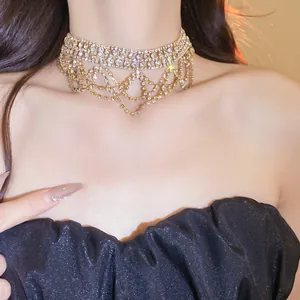 Detailansicht der luxuriösen mehrlagigen Halskette mit Strass und Spitzenfransen