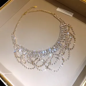 Detailansicht der luxuriösen mehrlagigen Strass-Fransen-Halskette in Goldoptik
