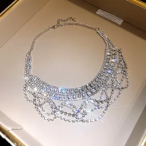 Detailaufnahme einer funkelnden mehrlagigen Strass-Fransen-Halskette in Luxusbox