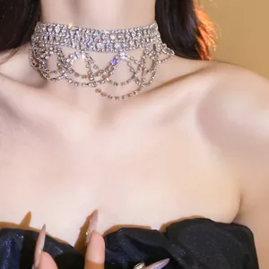 Nahaufnahme einer eleganten, mehrlagigen Choker-Halskette mit Strasssteinen und Fransen