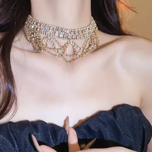 Detailansicht der eleganten, mehrlagigen Strass-Quasten-Choker-Halskette für Damen