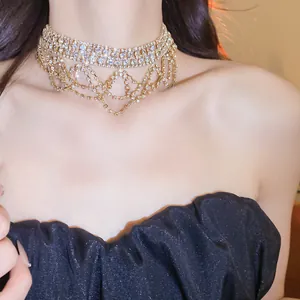 Detailansicht der luxuriösen mehrlagigen Strass-Spitzen-Choker-Halskette am Modell